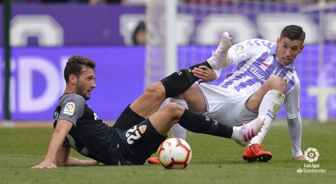 Rubén Alcaraz pugna por un balón en el duelo ante el Sevilla FC (Foto: LaLiga).