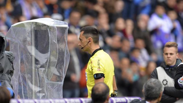 Sánchez Martínez, en la jugada del gol anulado a Ben Yedder en Valladolid (Foto: LaLiga).