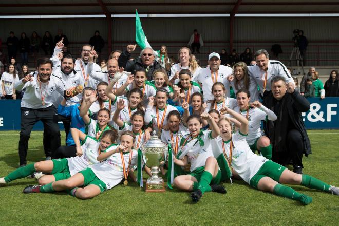 El combinado de Andalucía sub 15 de fútbol femenino celebra el Campeonato de España (Foto: RFAF).