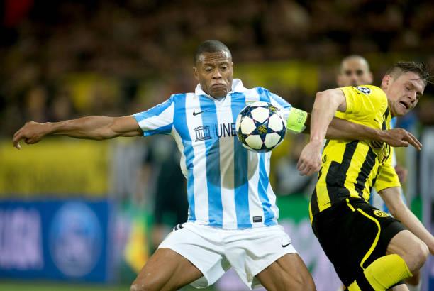 Julio Baptista controla un balón en el Borussia Dortmund - Málaga (Foto: Cordon Press).