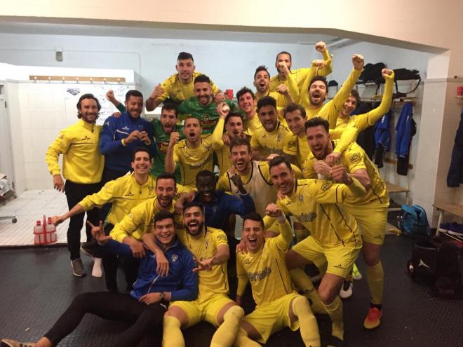 Celebración de la victoria ante el Lleida en el vestuario (Foto: Twitter @MarioGarde)