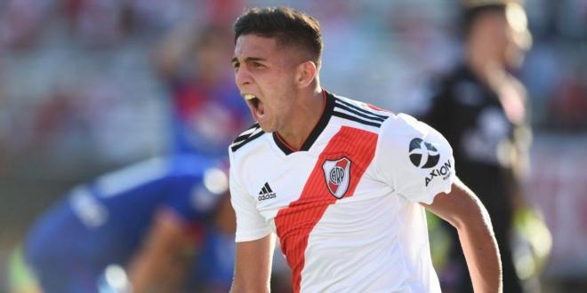 Hernán López celebra su tanto con River Plate.