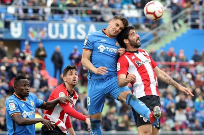 Raúl Gartcía pelea un balón con Portillo (Foto: EFE).