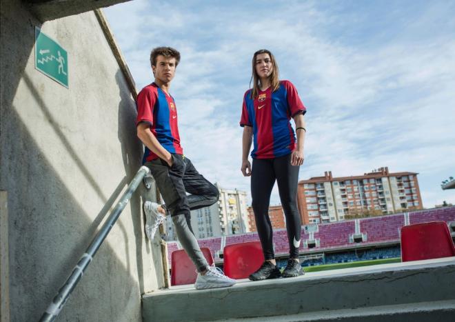 Riqui Puig y Patri Guijarro posan en el Mini Estadi con la nueva camiseta.