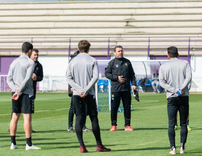 Sergio habla con sus jugadores antes del entrenamiento (Foto: Real Valladolid).