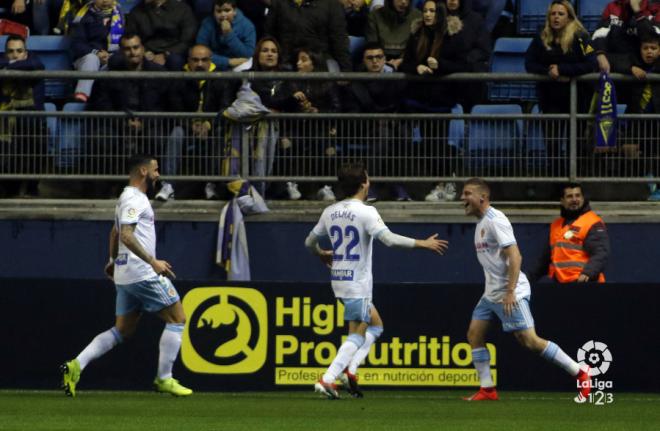 Los titulares del Zaragoza celebran el 0-1 en Carranza (Foto: LaLiga).