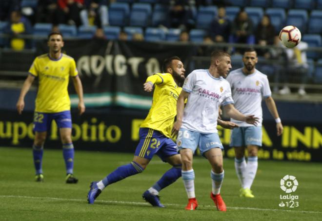 Edu Ramos pugna con Pep Biel durante el Cádiz-Real Zaragoza (Foto: LaLiga).