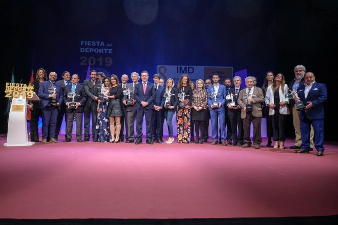 Foto de familia con todos los premiados y autoridades en la Fiesta del Deporte 2019 (Foto: Ayuntamiento de Sevilla)