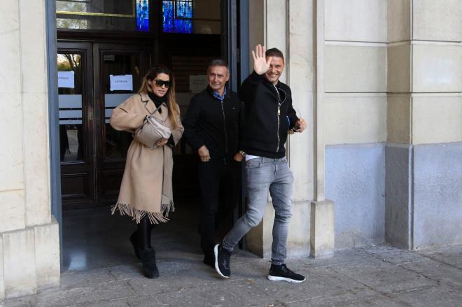 Joaquín Sánchez junto a su mujer a la salida del Juzgado (foto: Kiko Hurtado).