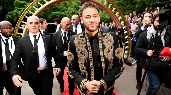 Neymar Jr., con un traje de dragones dorados.
