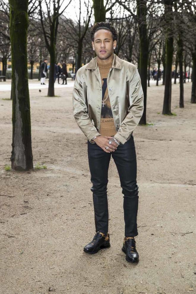 Neymar Jr., con chaqueta de color crema.