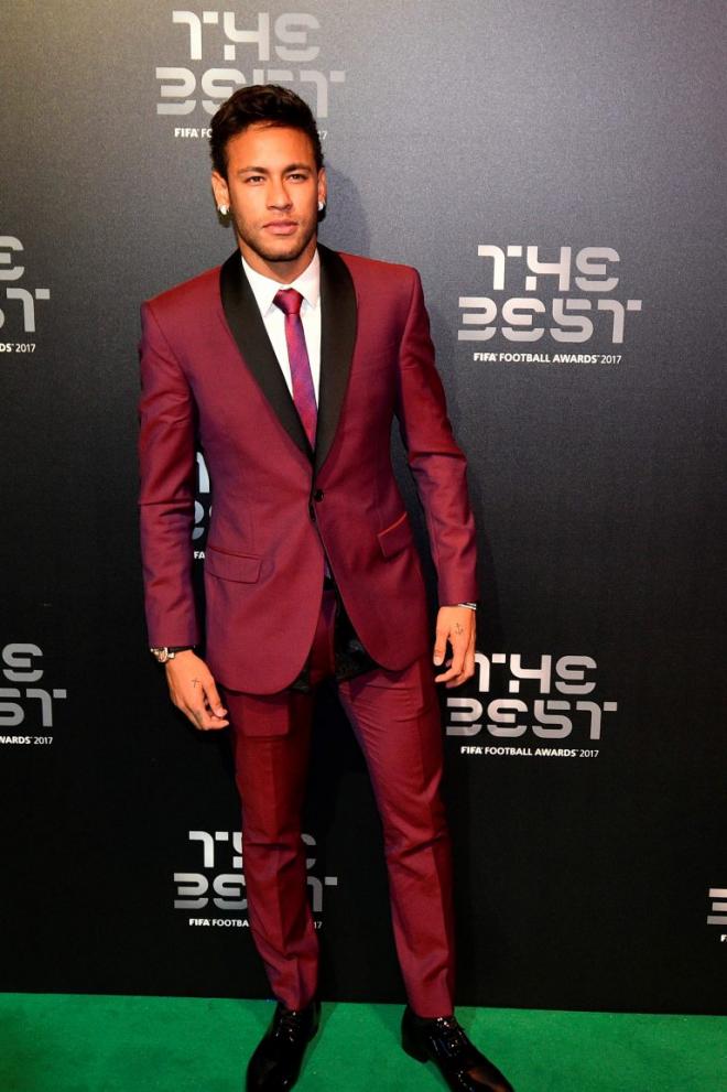 Neymar Jr., con un traje rojo.