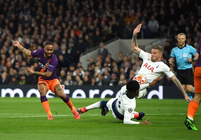 Sterling dispara mientras Alderweireld y Rose tratan de taponar el lanzamiento.