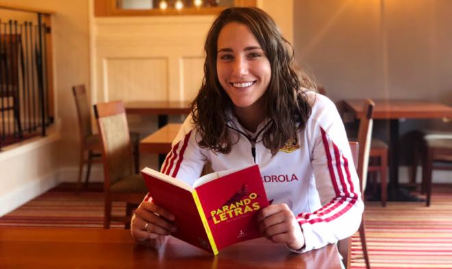 Sara Serrat, portera del Sporting y de la Selección, con su primer libro.