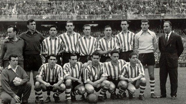 El equipo de los once aldeanos que ganó la Copa de 1958 en el Bernabéu (Foto: Athletic Club).