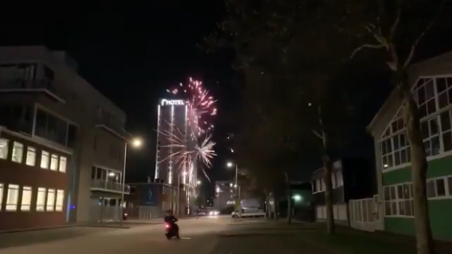 Los ultras del Ajax lanzan fuegos artificiales en las inmediaciones del hotel de la Juventus.