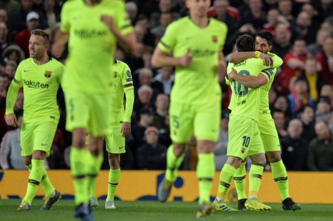 Suárez celebra su gol con Leo Messi.