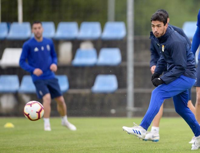 Alanís en una acción del entrenamiento (Foto: RealOviedo).