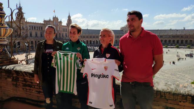 La representación del Betis y del Sevilla, promocionando el derbi femenino.