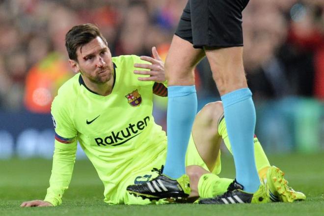 Leo Messi sangra sobre el césped de Old Trafford.