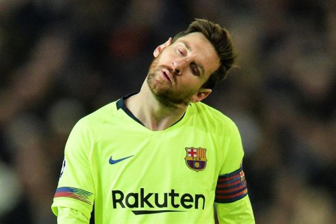 Leo Messi, tras el golpe con Smalling.