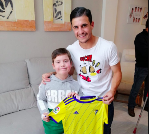 Matos, junto al pequeño Javier y el regalo de la camiseta del Cádiz (Foto: CCF).
