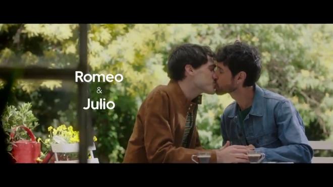 Romeo y Julio en el vídeo promocional.