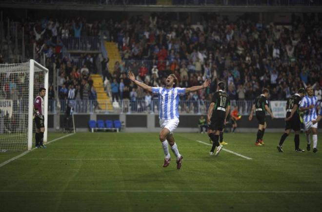 Van Nistelrooy celebra su gol al Racing de Santander, el último con la camiseta del Málaga.