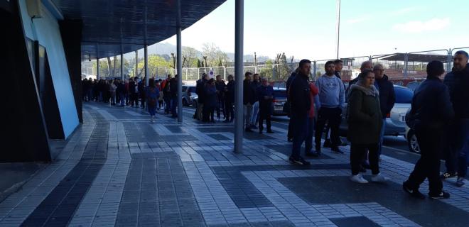 Aficionados del Celta hacen cola en las taquillas de Balaídos para conseguir entradas para el Girona (Foto: A.B.).