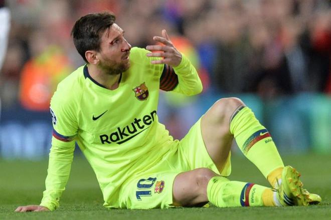 Messi se duele tras el encontronazo con Smalling.