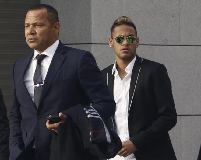 Neymar, junto a su padre (Foto: EFE).