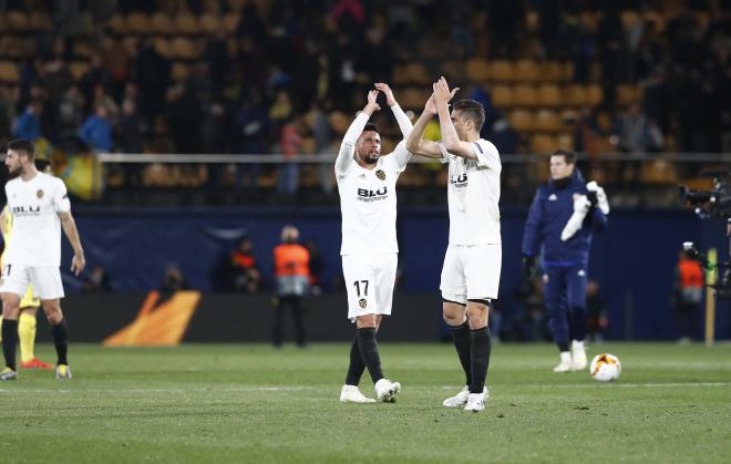 El Valencia CF celebra el triunfo en Villarreal. (Foto: David González)