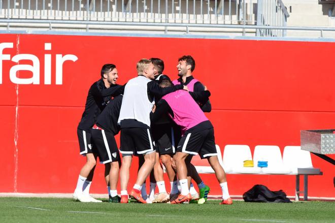 Varios jugadores del Sevilla durante el entrenamiento del jueves (Foto: Kiko Hurtado).
