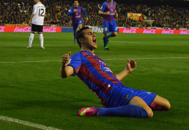 Iborra celebrando su gol con el Levante en Mestalla. (Foto: David González)