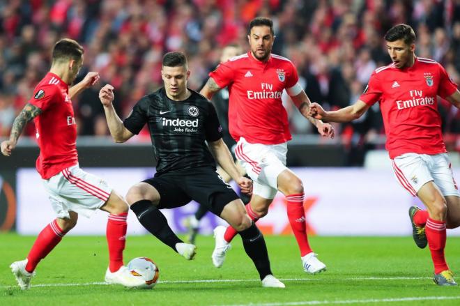 Jovic, rodeado de jugadores del Benfica.