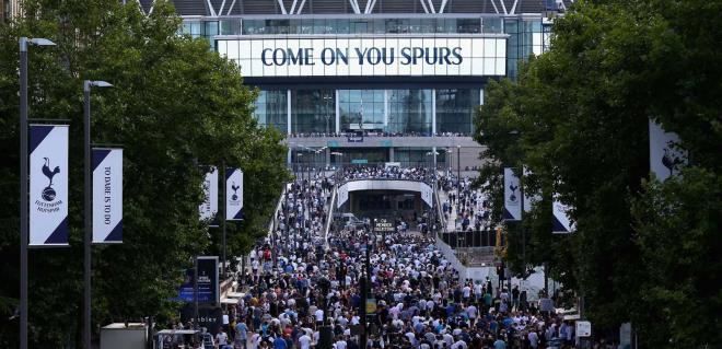 La Olympic Way de Wembley antes de un partido del Tottenham.