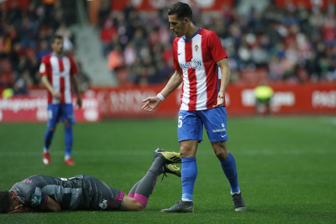 Álex Alegría, en el suelo, durante el Sporting-Granada en El Molinón (Foto: Luis Manso).