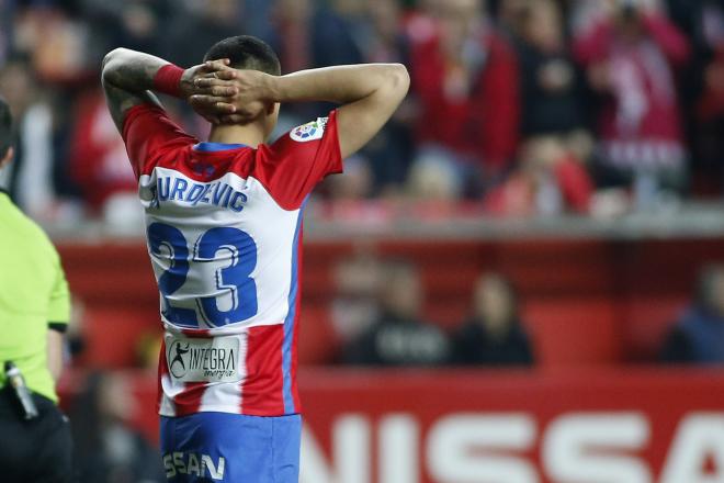 Djurdjevic lamenta una ocasión perdida durante el Sporting-Granada (Foto: Luis Manso).