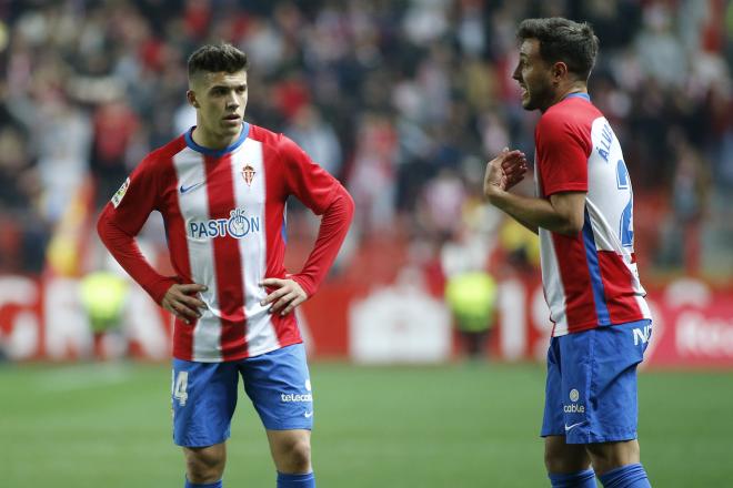 Nacho Méndez y Traver comentan una jugada durante un partido (Foto: Luis Manso).