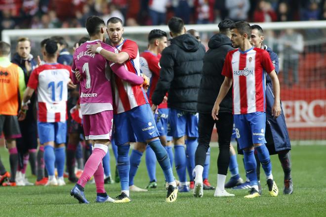 Los jugadores del Sporting celebran el triunfo ante el Granada (Foto: Luis Manso).