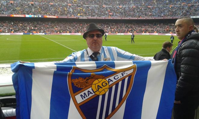 Paco, apoyando al Málaga en el Camp Nou.