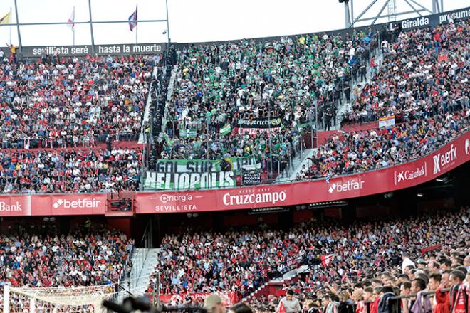 Afición del Real Betis en el Sánchez-Pizjuán (Foto: Kiko Hurtado).