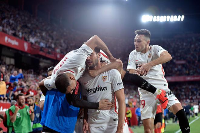 Los jugadores del Sevilla celebran uno de sus goles al Betis