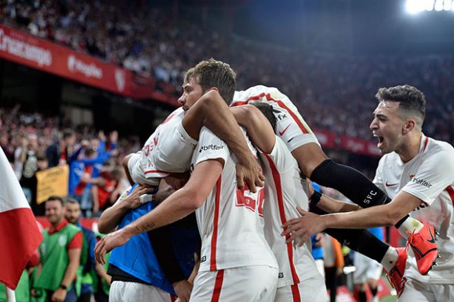 Los jugadores del Sevilla celebran el gol de Franco Vázquez al Betis (Foto: Kiko Hurtado).