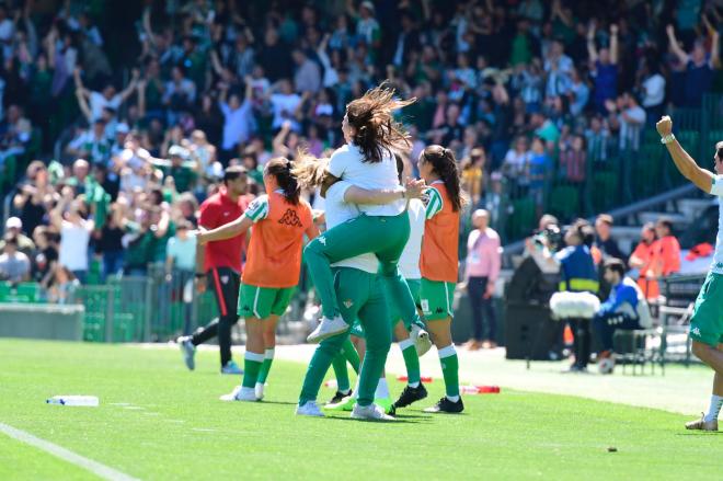 El cuerpo técnico celebrando el gol (Foto: Kiko Hurtado).