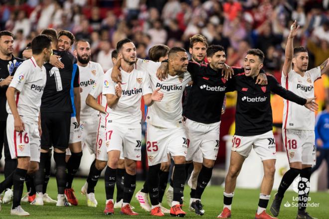Los jugadores del Sevilla celebran la victoria ante el Betis