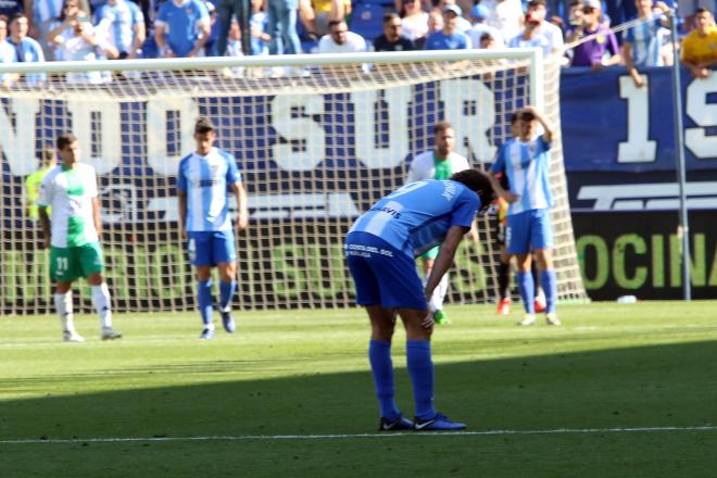 Jugadores del Málaga se lamentan tras encajar ante el Extremadura (Fotos: Paco Rodríguez).