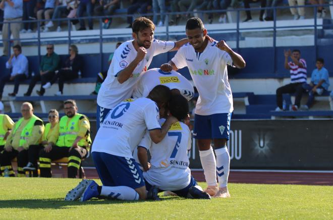 Los jugadores del Marbella celebran el gol de Juanma a la Balona (Foto: Marbella FC)