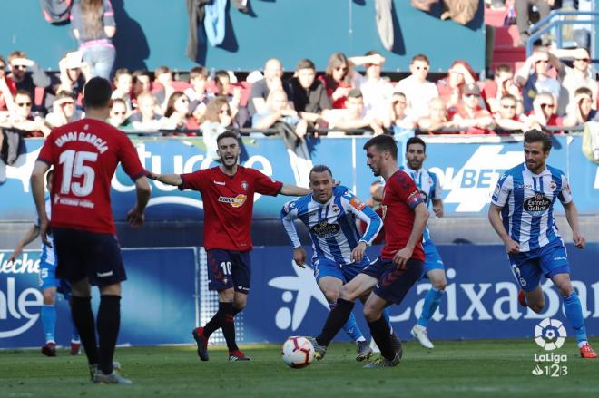Quique González, al fondo, pelea por un balón ante Osasuna (Foto: LaLiga).