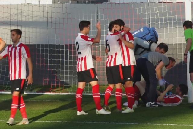 Los cachorros celebran el segundo gol de Villalibre con Iñigo Vicente lesionado dentro del área.